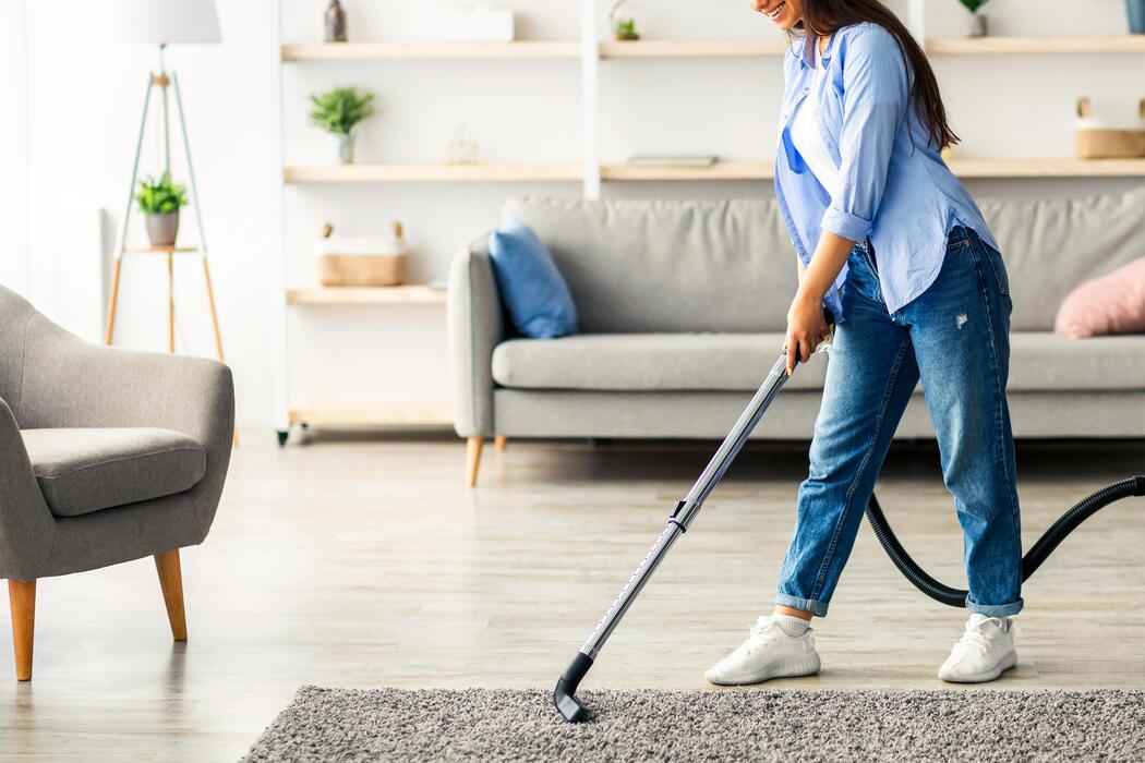 علت لرزش جاروبرقی چیست؟ ۷ دلیل اصلی + راه‌حل